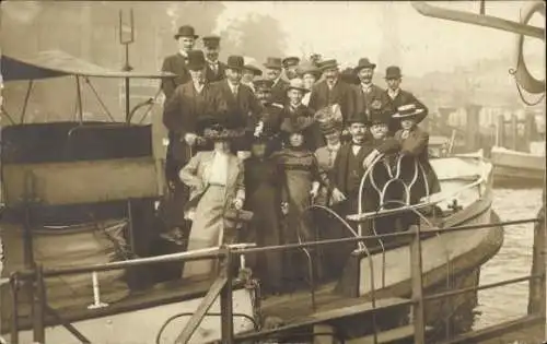 Foto Ak Hamburg Mitte Altstadt, Boot, Gruppenbild