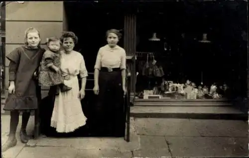 Foto Ak Hamburg? Frau und Kinder vor einem Geschäft, Schaufenster