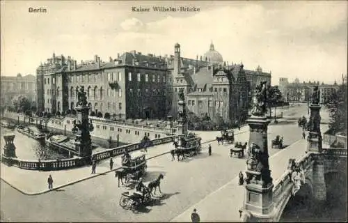 Ak Berlin Mitte, Kaiser Wilhelm Brücke und Straße, Kutschen