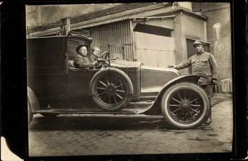 Foto Ak Älteres Paar in einem Automobil, Lieferfahrzeug