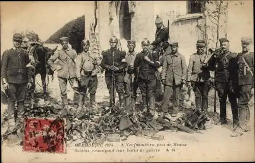 Ak Neufmoutiers les Meaux Seine et Marne, französische Soldaten begutachten ihre Kriegsbeute, 1914