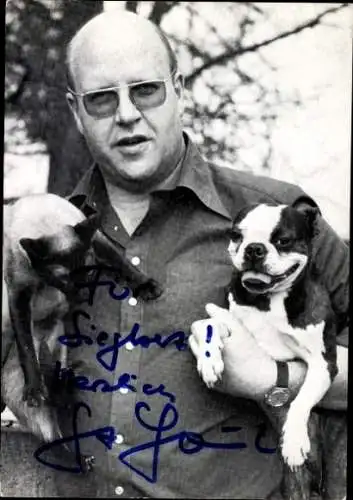 Ak Schauspieler Gert Haucke, Portrait, Katze, Hund, Autogramm