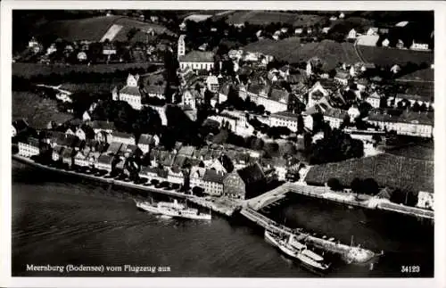 Ak Meersburg im Bodenseekreis Baden Württemberg, Fliegeraufnahme, Panorama vom Ort, Dampfer