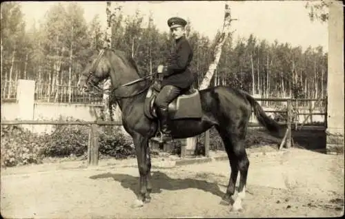 Foto Ak Deutscher Soldat in Uniform auf einem Pferd