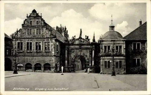 Ak Bückeburg, Blick auf den Eingang zum Schloßhof