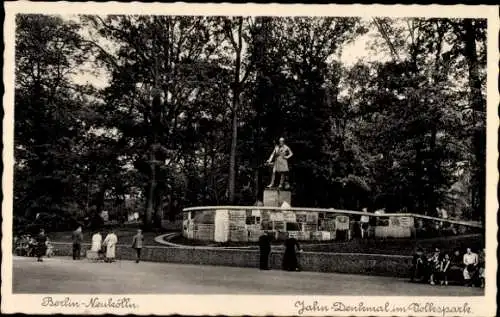 Ak Berlin Neukölln, Jahn Denkmal im Volkspark, Passanten