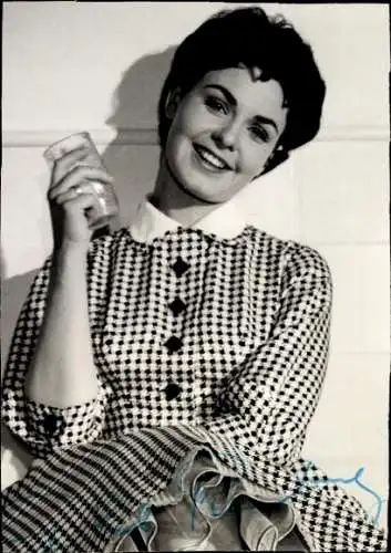 Ak Schauspielerin Erika Remberg, Portrait, Film Unentschuldigte Stunde, Autogramm