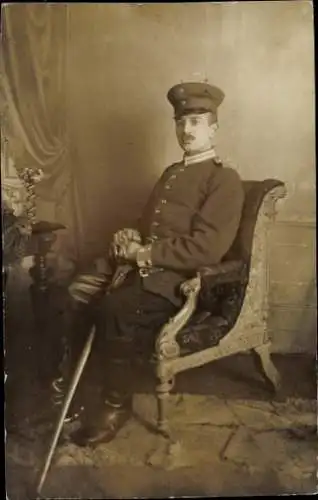 Foto Ak Deutscher Soldat in Uniform, Sitzporträt, Kaiserzeit