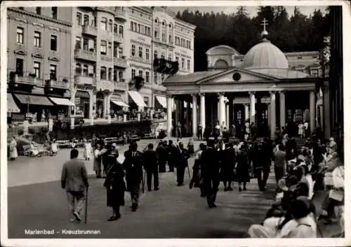 Ak Mariánské Lázně Marienbad Reg. Karlsbad, Partie am Kreuzbrunnen, Passanten