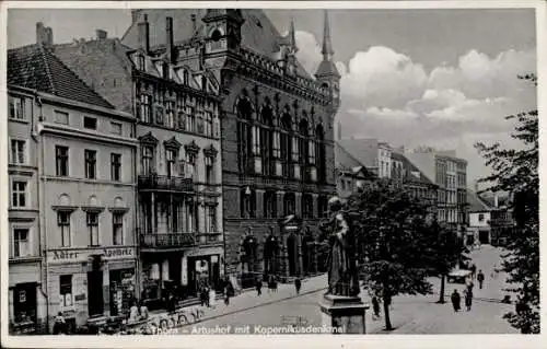 Ak Toruń Thorn Westpreußen, Artushof, Kopernikusdenkmal