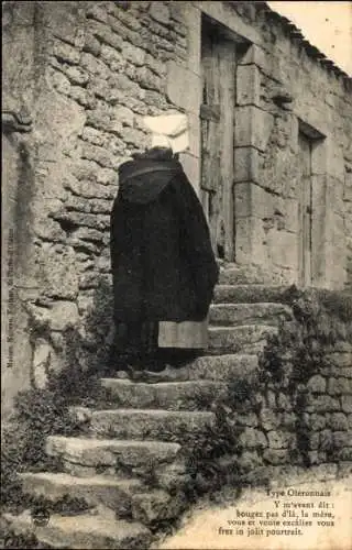 Ak Oléron Charente Maritime, Frau in französischer Tracht, Treppen, Haus