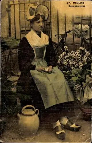 Ak Bourbon, Frau in französischer Tracht, Blumen, Wasserkrug