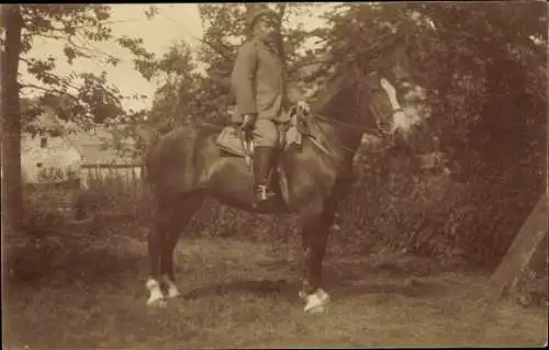 Foto Ak Deutscher Soldat auf einem Pferd, I WK