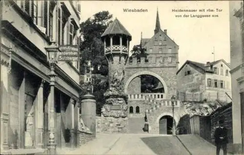 Ak Wiesbaden in Hessen, Heidenmauer mit römischem Tor von der Langgasse aus