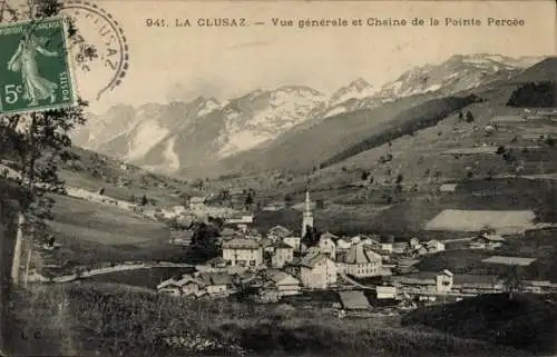 Ak La Clusaz Haute Savoie, Gesamtansicht, Chaine de la Pointe Percée