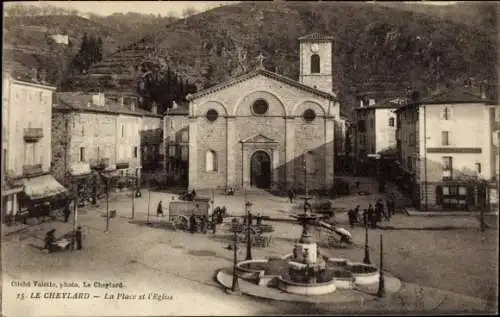 Ak Le Cheylard Ardèche, Kirchplatz, Kirche, Brunnen