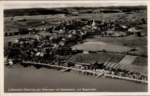 Ak Chieming am Chiemsee Oberbayern, Fliegeraufnahme, Badestrand, Segelhafen