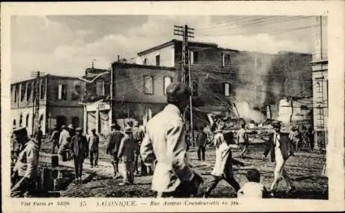 Ak Thessaloniki Griechenland, Rue Admiral Coundouriotis en feu, Ansicht von zerstörten Häusern