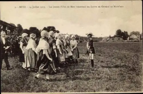 Ak Metz Moselle, 14 Juillet 1919, Les jeunes Filles remettent un fanion au General de Maud'Huy