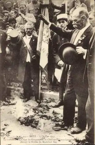 Ak Metz Moselle, 14. Juli 1919, Incineration du Crepe du Drapeaux de la Chorale devant la Statue Ney