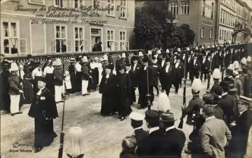 Ak Neustrelitz in Mecklenburg, Trauerzug Großherzog Adolf Friedrich V., Geistlichkeit