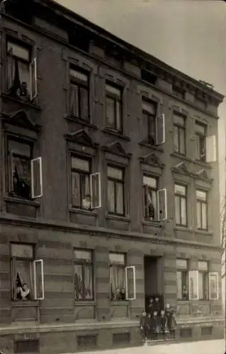 Foto Ak Magdeburg an der Elbe, Wohnhaus Kleine Straße Ecke Bismarckstraße, Anwohner