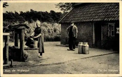 Ak Op de Veluwe, Niederländische Volkstrachten, aan de Waterput