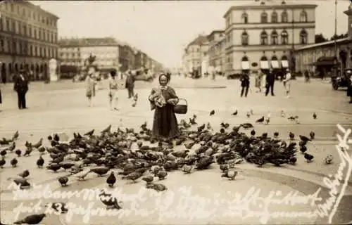 Foto Ak München, Taubenmütterl, 78 Jahre alt, Taubenfütterung, Maximilianstraße