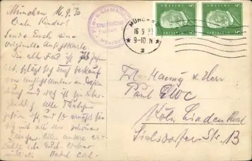 Foto Ak München, Taubenmütterl, 78 Jahre alt, Taubenfütterung, Maximilianstraße