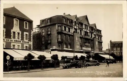 Ak Saint Brieuc Côtes d’Armor, Place Duguesclin, Grand Hotel Angleterre, Hotel de la Croix Rouge