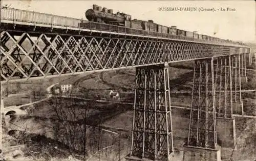 Ak Busseau d'Ahun Creuse, Eisenbahnbrücke, Zug