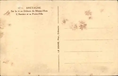Ak Auf dem alten Dolmen von Menez-Hom, Der Vorfahre und seine Enkelin