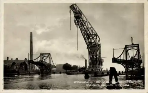 Ak Wilhelmshaven in Niedersachsen, Der größte Schwimmkran der Welt fährt durch die größte Drehbrücke