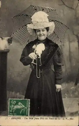 Ak Les Ponts de Cé Maine et Loire, Frau in Tracht, Sonnenschirm