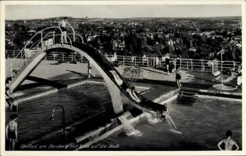 Ak Wiesbaden in Hessen, Opelbad am Neroberg mit Blick auf die Stadt