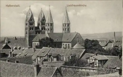 Ak Halberstadt in Sachsen Anhalt, Blick über die Dächer auf die Liebfrauenkirche