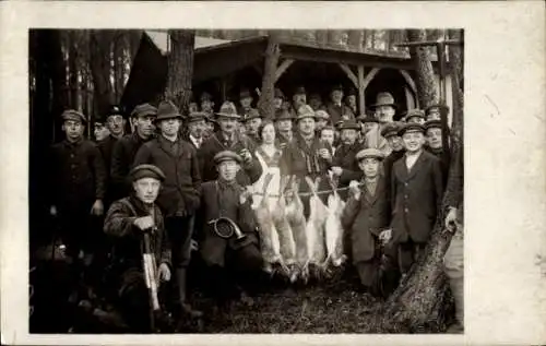 Foto Ak Nach der Jagd, Jagdbeute, Jäger, Gruppenbild