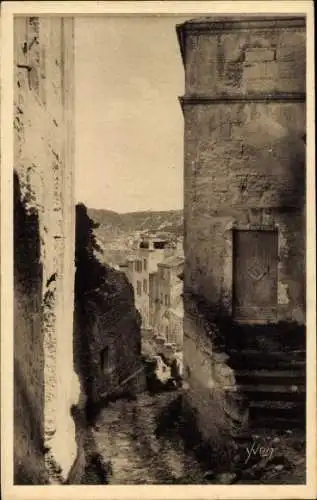 Ak Les Baux Bouches-du-Rhône, vieille Rue conduisant aux Remparts