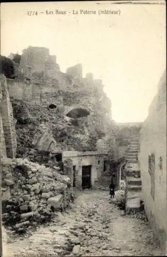 Ak Les Baux Bouches-du-Rhône, La Poterne, Interieur