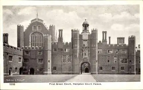 Ak Richmond upon Thames London England, Hampton Court Palace, Erster Grüner Hof