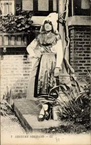 Ak Normandie, Frau in Volkstracht