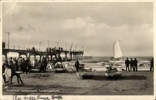 Ak Świnoujście Swinemünde Pommern, Landungsbrücke, Boote am Strand