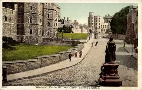 Ak Windsor, Berkshire, England, Windsor, Castle Hill und Königin Victoria Statue