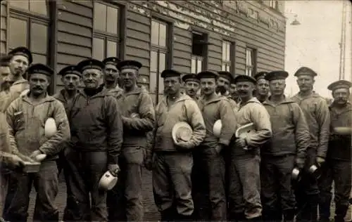 Foto Ak Deutsche Soldaten in Uniformen, Soldaten stehen an, Essenausgabe, I. WK