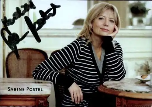 Ak Schauspielerin Sabine Postel, Portrait am Tisch, Autogramm