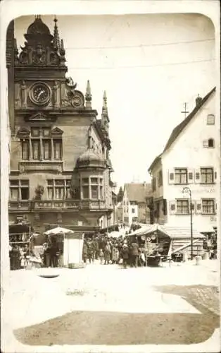 Foto Ak Reutlingen in Württemberg, Platz, Passanten, Marktstände