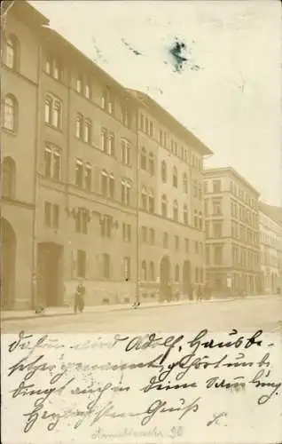 Foto Ak München, Häuser, Straße, Passanten