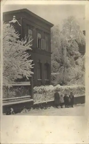 Foto Ak Lutherstadt Eisleben, Gebäude, Kinder, Winter, Schnee