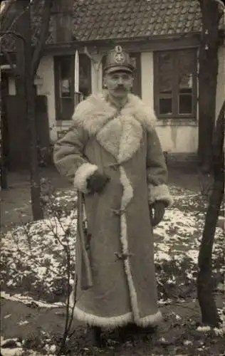 Foto Ak Mann in Uniform, Standporträt, Gewehr, Mantel