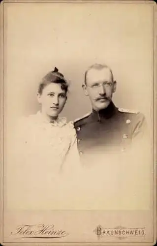 Ak Ehepaar, Porträt, Mann in Uniform, Fotograft Felix Heinze, Braunschweig